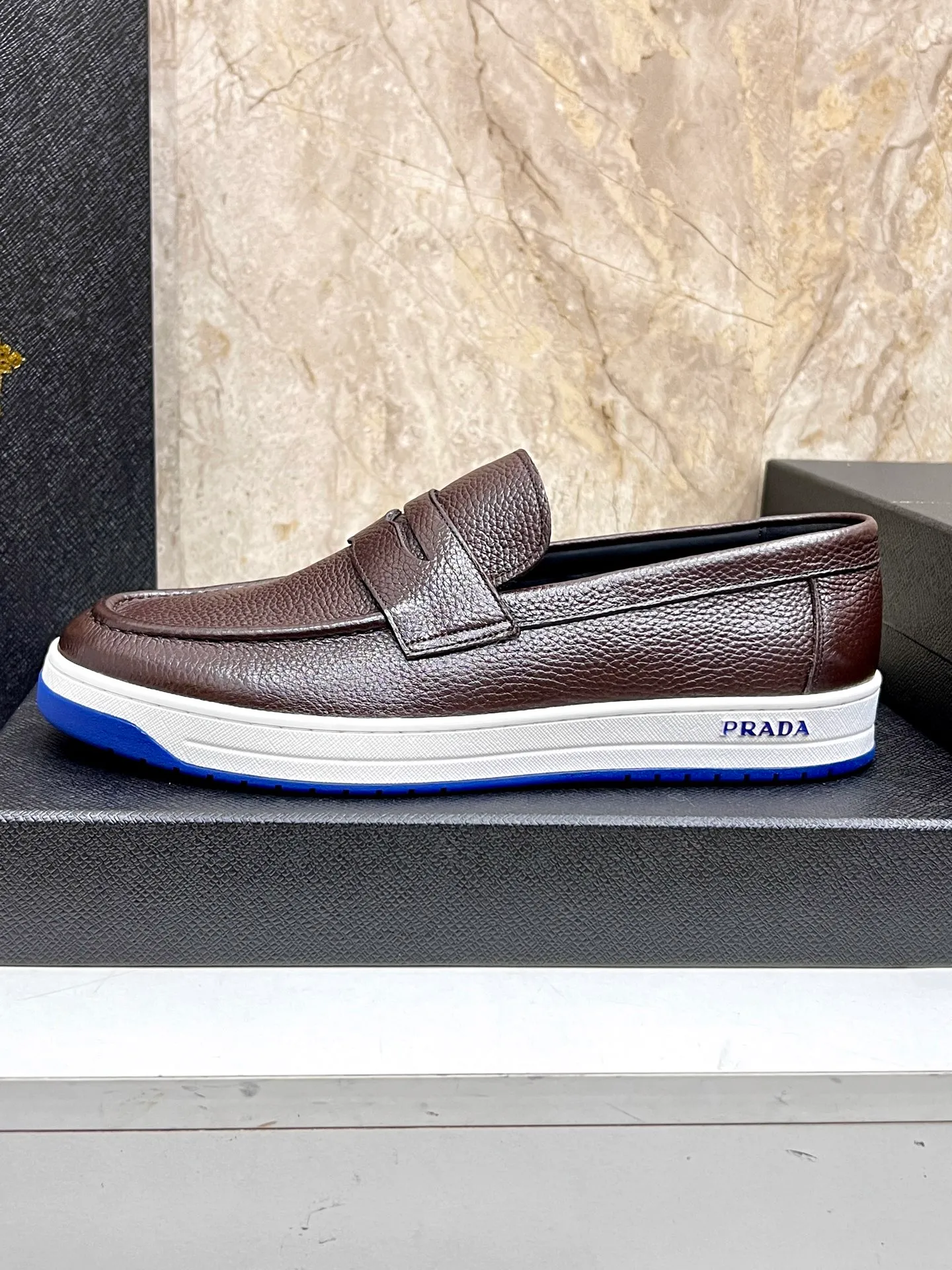 💰620 Prada classic men’s lace-up casual shoes｜Imported cowhide upper｜Layered stitching design on the upper Lightweight and breathable｜Soft and comfortable｜PRADA letters on the side｜Distinctive sporty style Showing the brand style｜Lightweight embossed rubber sole｜With cowhide foot pad lining｜Excellent foot feel Fashionable and elegant｜Size: 38-44 (customized at 45)